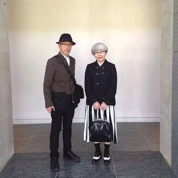 60岁日本时尚博主,结婚37年,天天与老公穿情侣