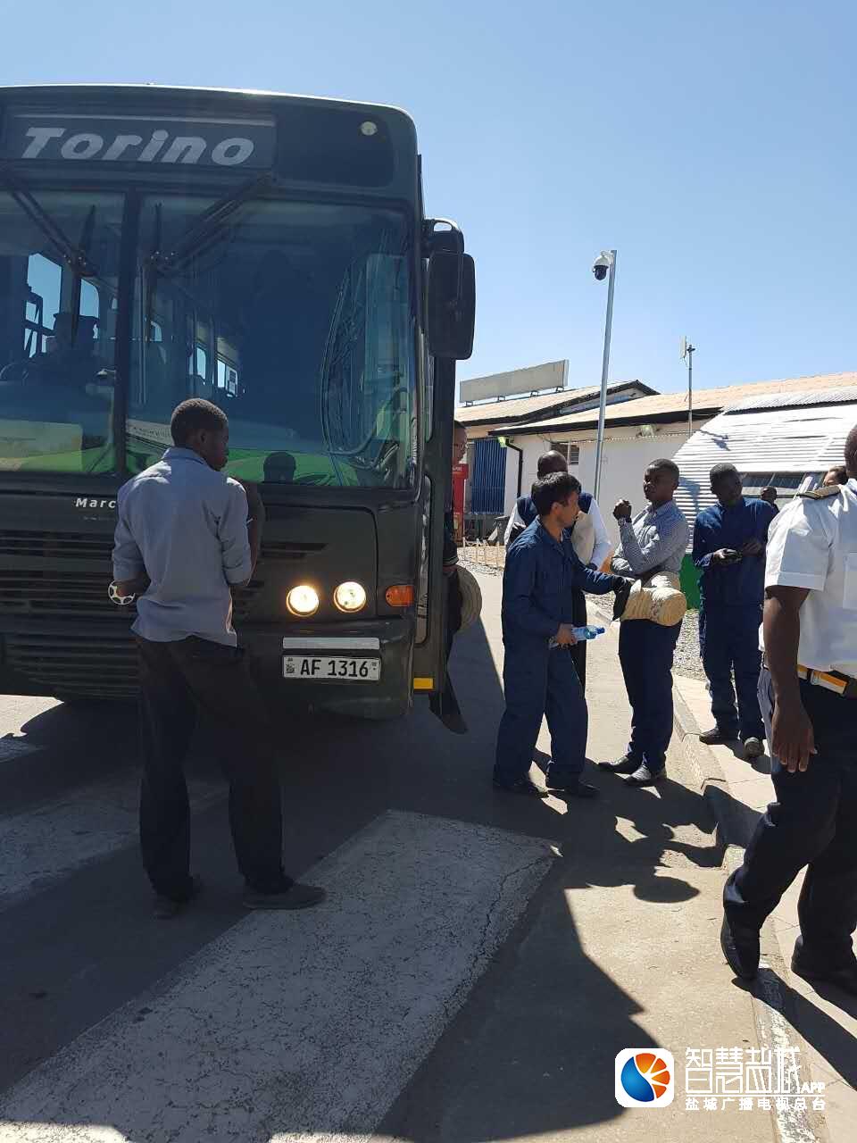 31名在赞比亚遭关押中国公民获释 乘飞机回国