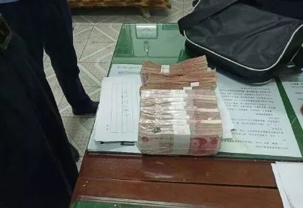 醉酒乘客深夜将15万现金遗落,的哥2小时送还