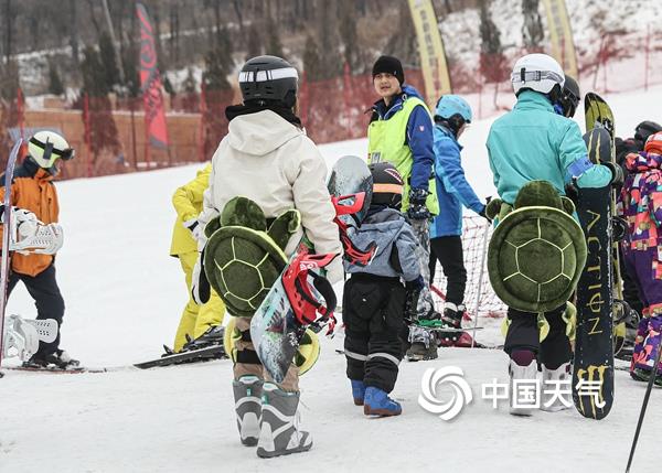 雷竞技RAYBET整个朋友圈都去滑雪了！滑雪天气地图与装备指南看这里(图3)