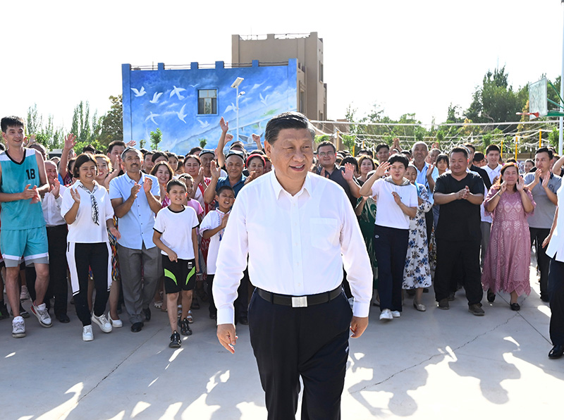 2022年7月14日，习近平总书记在新疆吐鲁番市高昌区亚尔镇新城片区新城西门村考察时，同各族群众在一起。