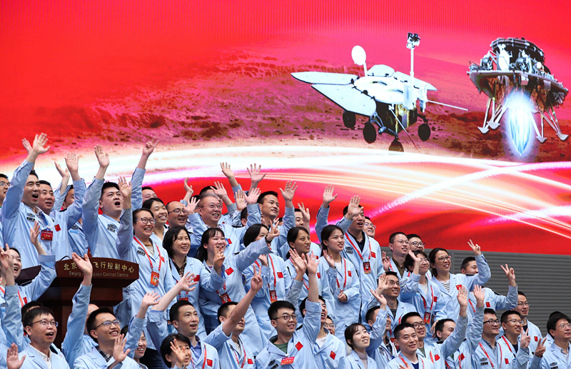 2021年5月15日，北京航天飞行控制中心青年科技人才群体庆祝我国首次火星探测任务着陆火星成功。 