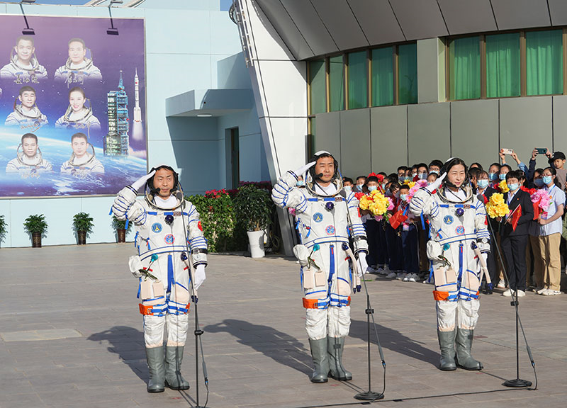 2022年6月5日，神舟十四号载人飞行任务航天员乘组出征仪式在酒泉卫星发射中心问天阁广场举行。