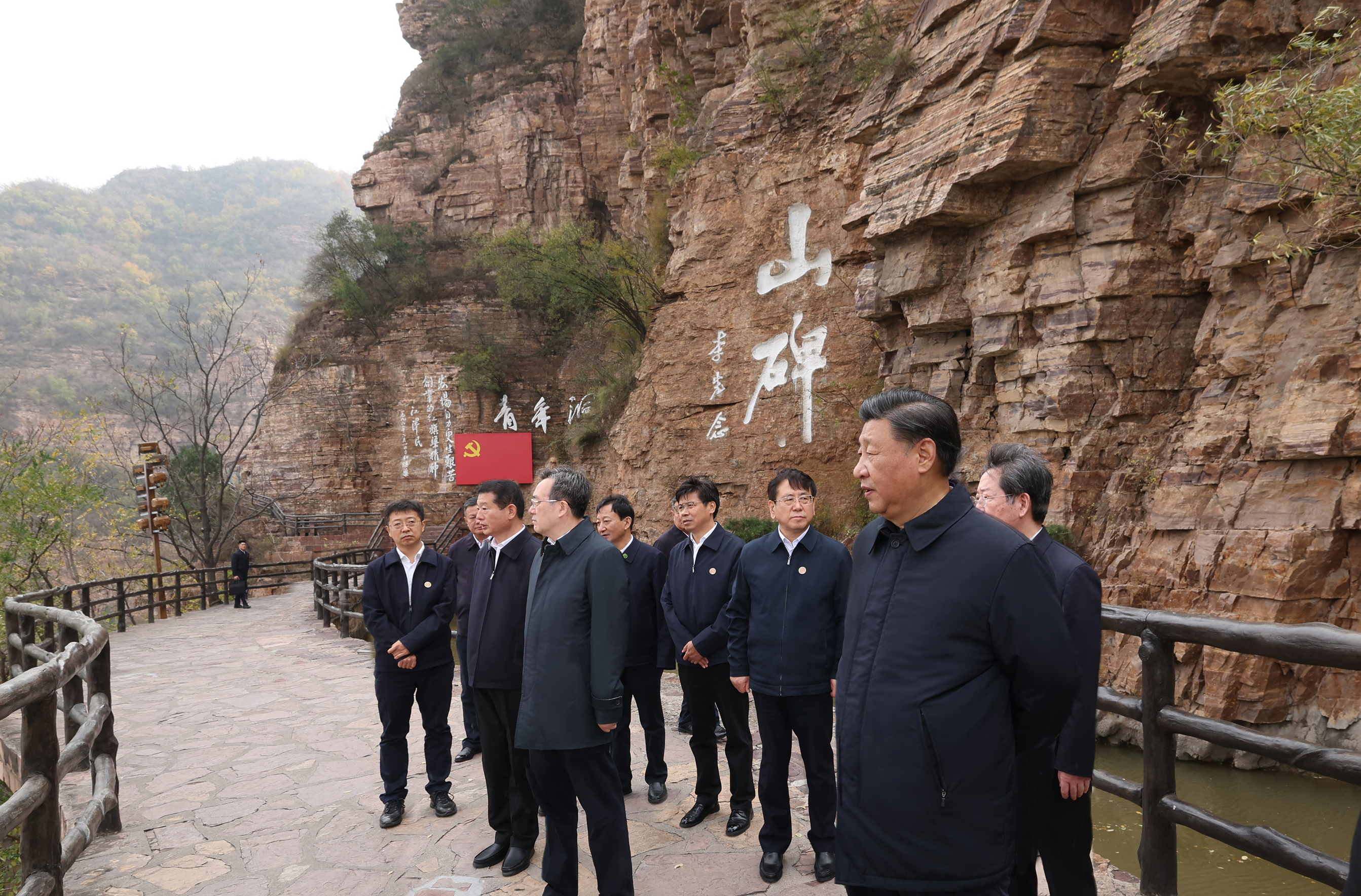 2022年10月28日，习近平总书记在河南安阳林州市红旗渠青年洞考察。