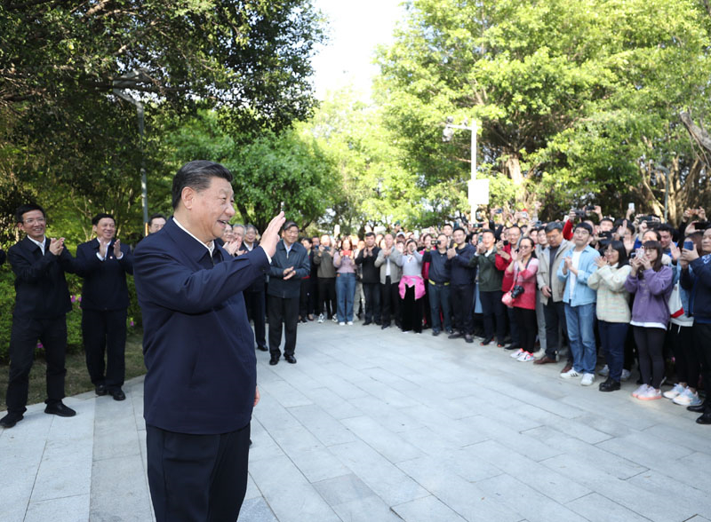 2021年3月24日，习近平在福建省福州市福山郊野公园考察时，向市民们招手致意。