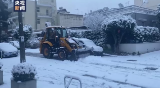 希腊雅典迎来今年首次降雪 全国高度戒备